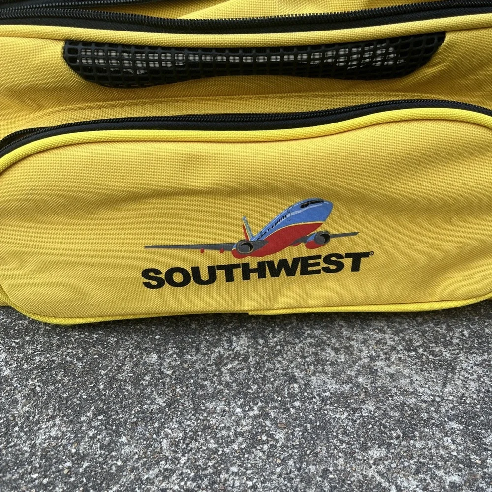 Southwest Airline Approved Pet carrier Large 18 X 13.5 X 10 Vented‎ & Expandable